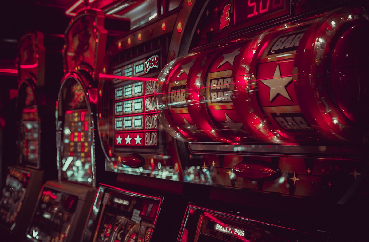 Sala de tragaperras con luces de neón — casino online